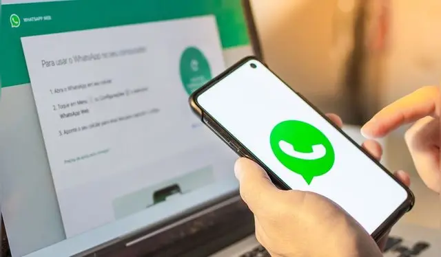  El soporte multidispositivo de WhatsApp permitirá usar tu cuenta en varios equipos, aunque el teléfono principal esté apagado o sin internet. Foto: Milenio.   