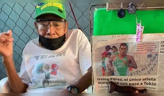 Don Hermilio posa orgulloso a lado de un nota de su nieto Irving Pérez.   