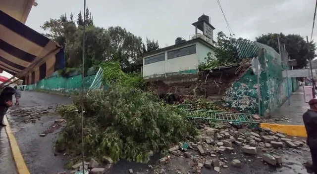 <em> La barda perimetral de la Escuela "Simón Bolivar" colapsó debido al reblandecimiento de la tierra</em>.   