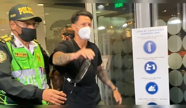 Gianluca Lapadula en el aeropuerto Jorge Chávez.   
