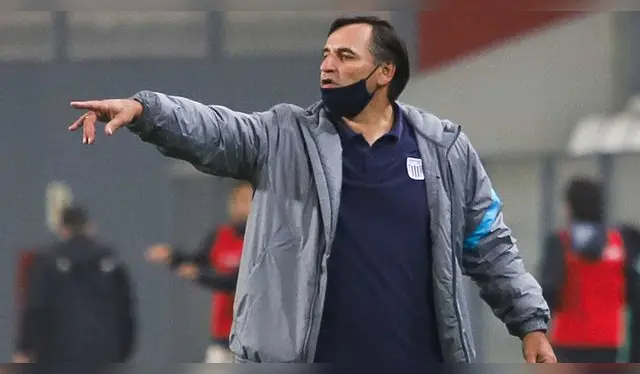 Carlos Bustos, entrenador de Alianza Lima.   