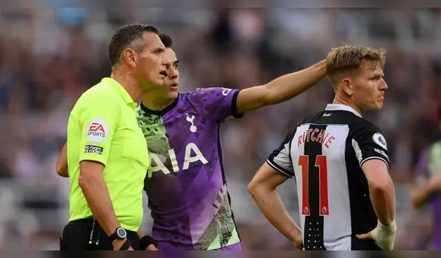Sergio le aviso al árbitro sobre el incidente.