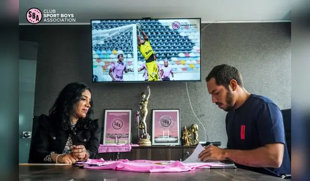 En imágenes Patrcico Álvarez firmando por una temporada más con Sport Boys. <br>   
