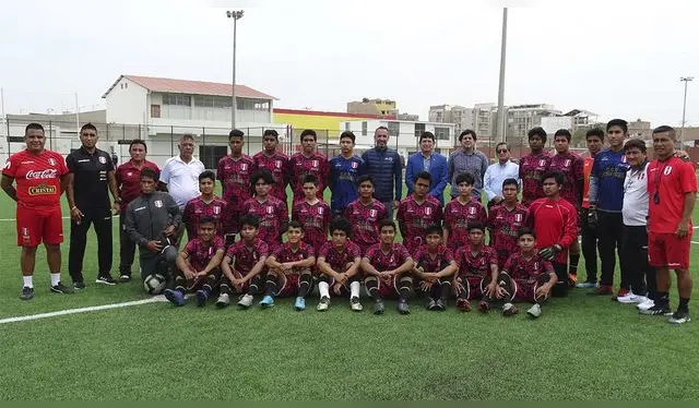Youri Djorkaeff junto a los chicos de la sub 15 de Lambayeque. Youri Djorkaeff junto a los chicos de la sub 15 de Lambayeque.