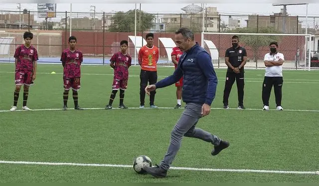 El funcionario de FIFA se animó a tocarla como en sus mejores épocas. El funcionario de FIFA se animó a tocarla como en sus mejores épocas.