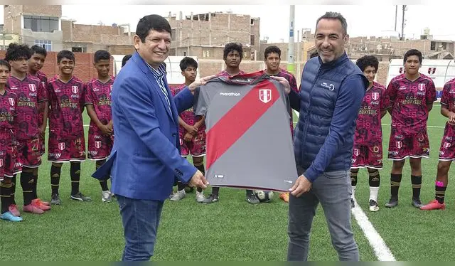 Youri Djorkaeff fue recibido por el presidente de la FPF Agustín Lozano. Youri Djorkaeff fue recibido por el presidente de la FPF Agustín Lozano.