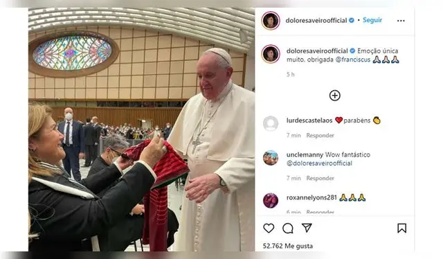 Madre de Cristiano Ronaldo le entregó camiseta de Portugal al Papa Francisco.   