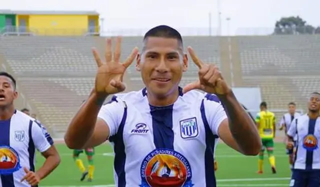 'Huevito' Ruiz con la camiseta de UD Parachique. 'Huevito' Ruiz con la camiseta de UD Parachique.