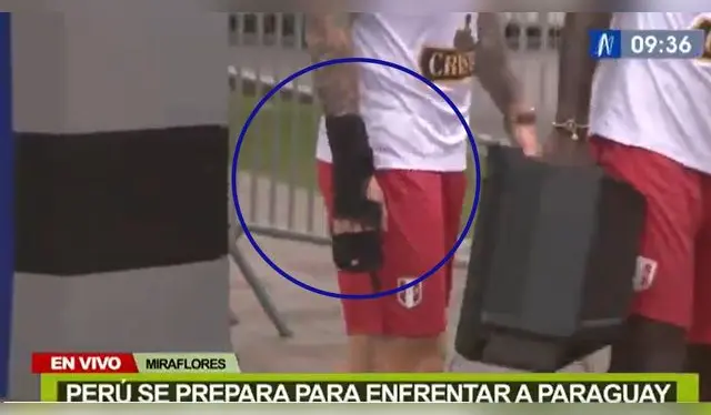 Gianluca Lapadula salió con una venda en el brazo derecho. (Foto: Captura)   