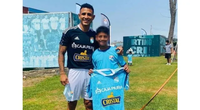 Yoshimar Yotún le regaló su camiseta a hijo de Miguel Trauco. (Foto: Gabocosta08)   