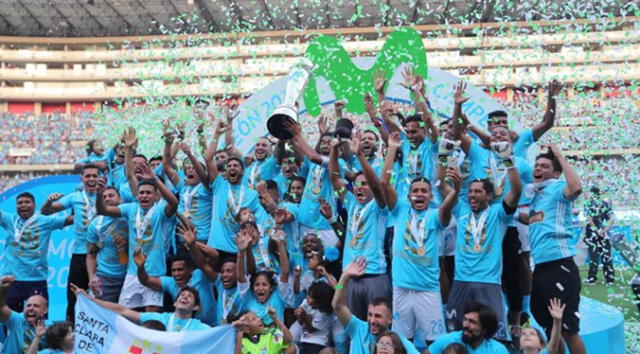 Jair Céspedes y su último título nacional en el fútbol peruano con Sporting Cristal (2018).   