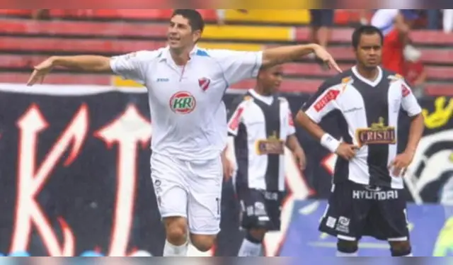 Sergio Almirón celebrando su gol contra Alianza Lima.   