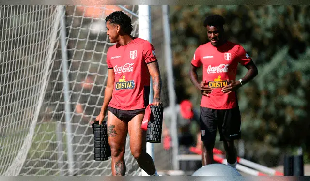 Renato Tapia entrenó a la par de sus compañeros con miras al amistoso. (Foto: Andrés Lino- ITEA Comunicaciones)   