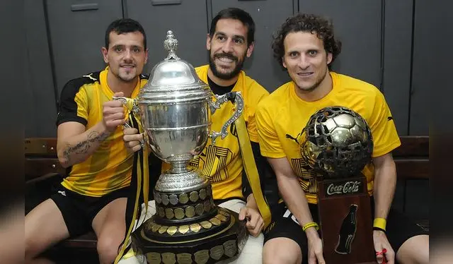  Tomás Costa y Diego Forlán en Peñarol de Uruguay.   