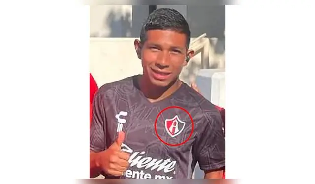 Edison Flores lució indumentaria de Atlas FC.   