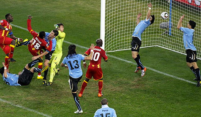 Sudáfrica 2010. Luis Suárez se va expulsado por evitar un gol de Ghana con la mano.    