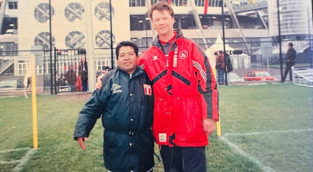 Luis Bolaños con <strong>Louis van Gaal</strong> en una charla.<br>   
