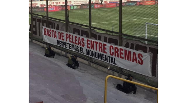 Hinchas de Universitario lanzan importante mensaje. Hinchas de Universitario lanzan importante mensaje.