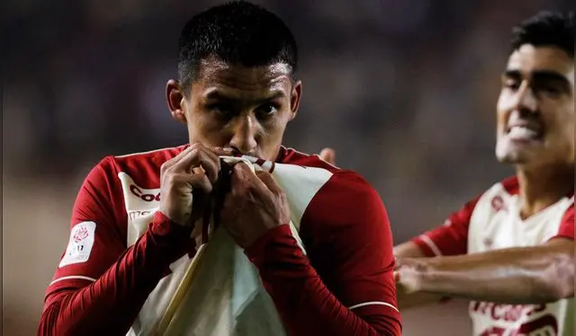 Alex Valera besando el escudo de Universitario.