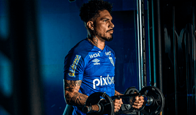 Paolo Guerrero entrenando con camiseta de Avaí.   