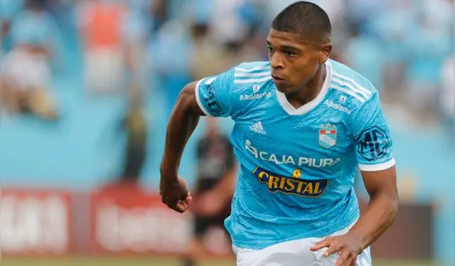 Percy Liza usa el dorsal 30 en Sporting Cristal.    