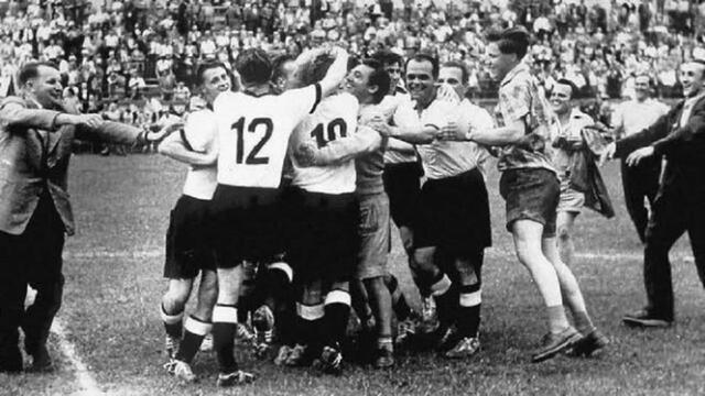 Helmut Rahn fue el héroe de Alemania Occidental con su doblete. Helmut Rahn fue el héroe de Alemania Occidental con su doblete.