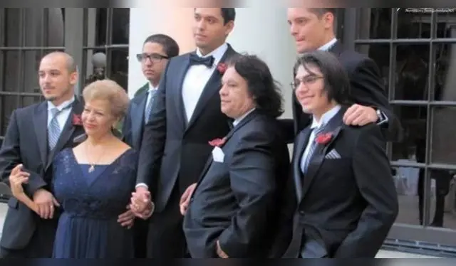 <strong>Juan Gabriel y sus cinco hijos</strong> <strong>Juan Gabriel y sus cinco hijos</strong>