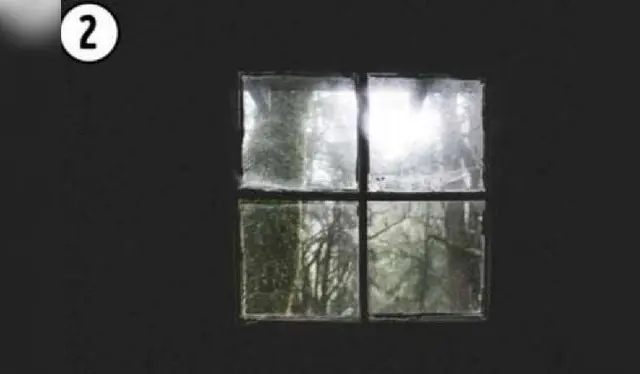 Esta ventana cerrada da hacia otro bosque, pero la estación parece no acompañar, hace frío. Foto: Genial.Guru   