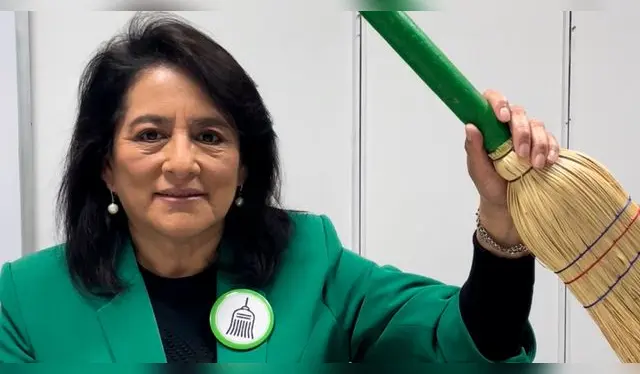 Elizabeth León sosteniendo una escoba (Foto: Twitter)   