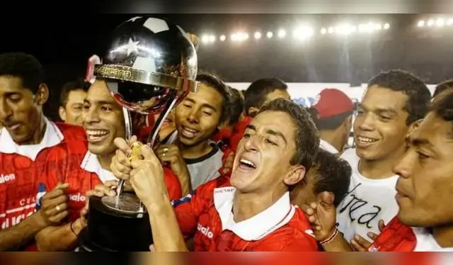 Abel Lobatón celebrando la obtención de la Copa Sudamericana | Foto: Internet   