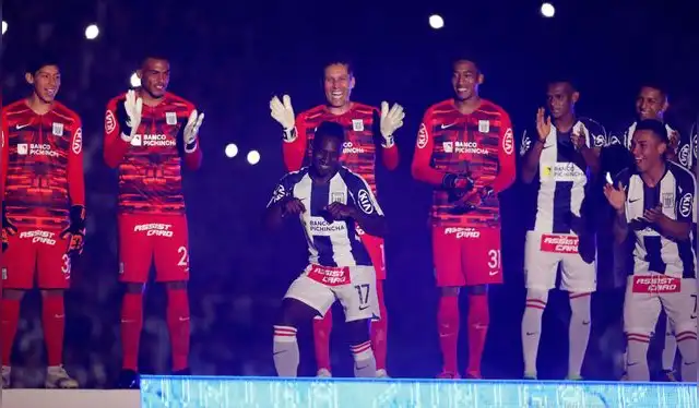 Cristian Zuñiga en la presentación con Alianza Lima en la Noche Blanquiazul.   
