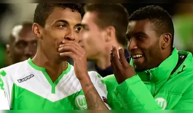 Luiz Gustavo junto a Carlos Ascues en Wolfsburgo