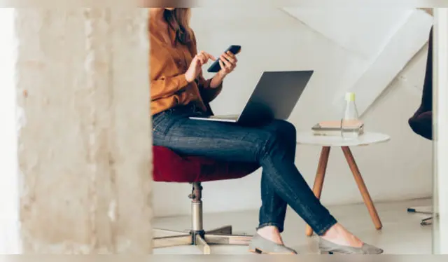 Usar la laptop en las piernas puede perjudicar al equipo y a tu salud / Fuente: iStock Usar la laptop en las piernas puede perjudicar al equipo y a tu salud / Fuente: iStock