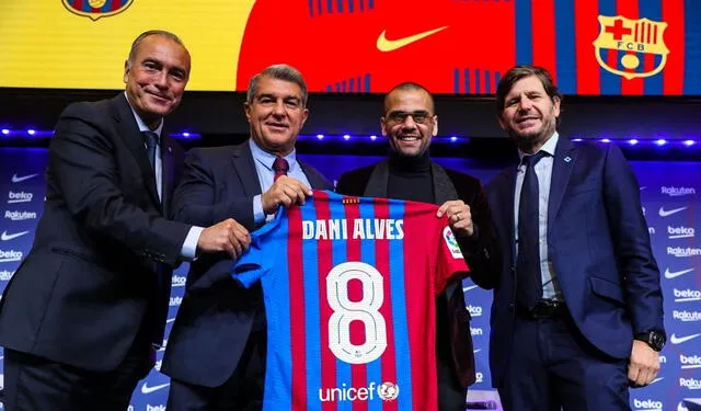 Dani Alves llevará la '8' en la espalda Dani Alves llevará la '8' en la espalda