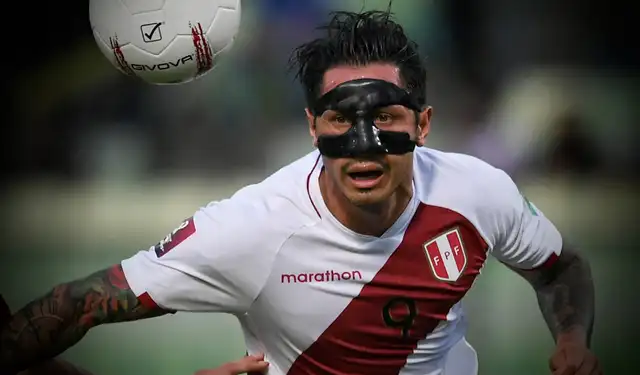 Lapadula y su protector facial