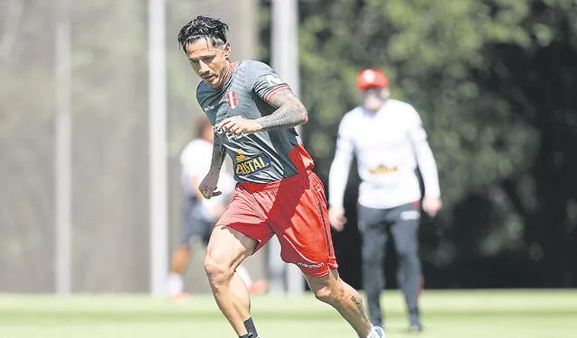 <strong>Gianluca Lapadula con Perú</strong>   