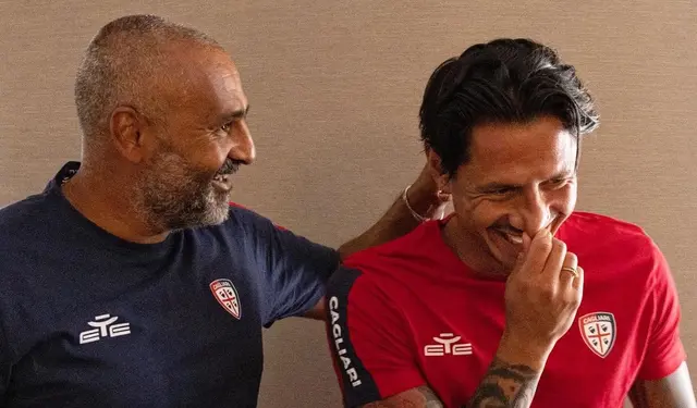 Gianluca Lapadula y su DT en Cagliari