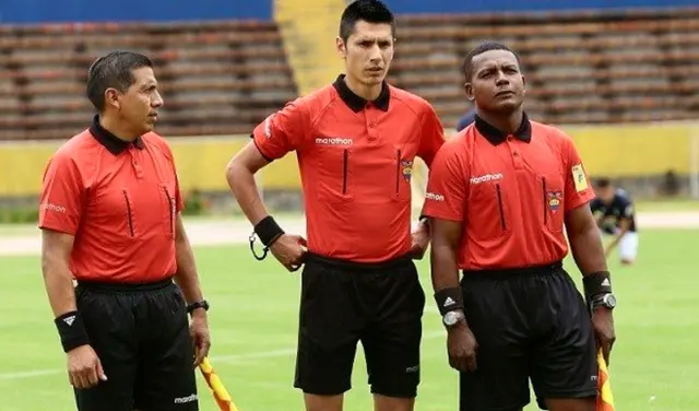 Luis Quiroz y su terna en la liga ecuatoriana. (Foto: Archivo) Luis Quiroz y su terna en la liga ecuatoriana. (Foto: Archivo)