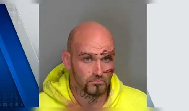 Walmart: hombre que intentó apuñalar a policía en el rostro se declara inocente de los cargos.