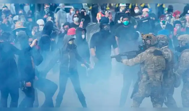 Restringen el uso de gases lacrimógenos por parte de agentes contra inmigrantes en edificio de ICE.