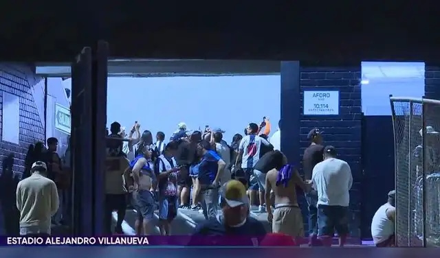 Hinchas de Alianza Lima realizaban banderazo previo al clásico ante Universitario en el Estadio Alejandro Villanueva Hinchas de Alianza Lima realizaban banderazo previo al clásico ante Universitario en el Estadio Alejandro Villanueva