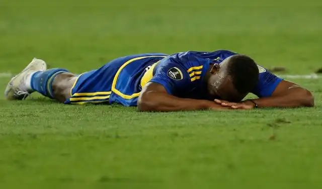 Luis Advíncula llorando tras perder la final de la Copa Libertadores 2023 con Boca Juniors ante Fluminense de Fernando Diniz Luis Advíncula llorando tras perder la final de la Copa Libertadores 2023 con Boca Juniors ante Fluminense de Fernando Diniz