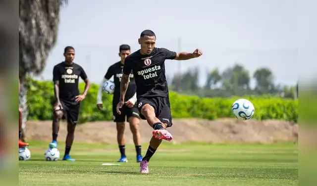 Bryan Reyna se prepara para jugar el partido entre Universitario vs Coquimbo Unido por Copa Libertadores 2026