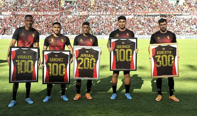 Bernardo Cuesta siendo homenajeado por Melgar al pasar los 300 partidos con la camiseta rojinegra.   