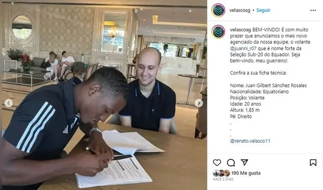 Juan Sánchez firmando por Velasco Sport Group.