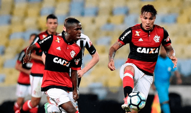 Vinicius al lado de Paolo Guerrero en el Flamengo.   