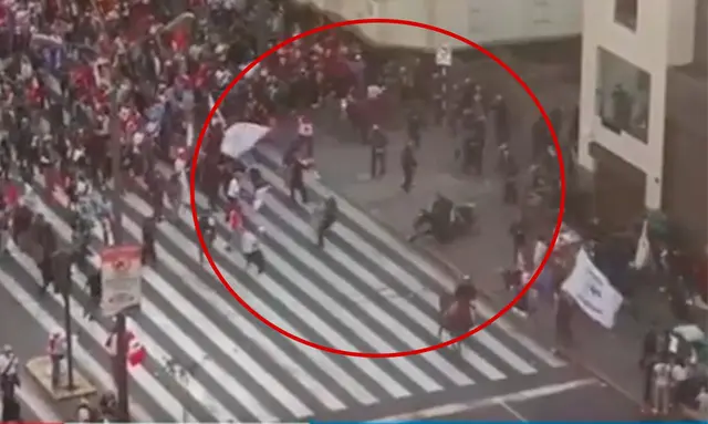 Manifestantes agreden a la Policía montada | Foto: captura Canal N   
