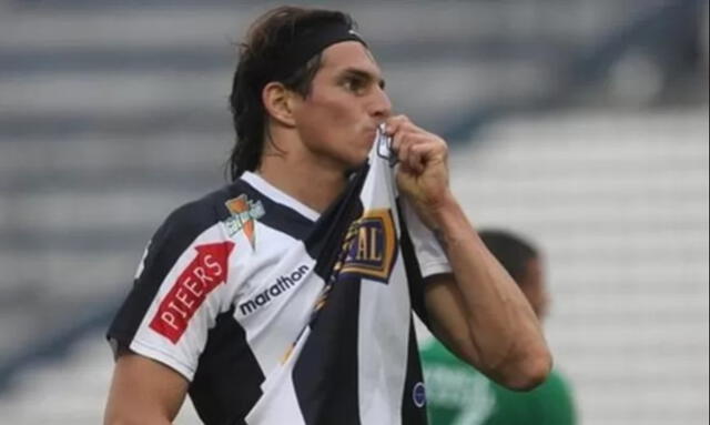 José Carlos Fernández besando el escudo de Alianza Lima.   