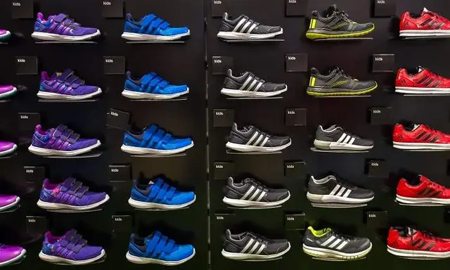  H&amp;M le gana Adidas por el uso exclusivo de las tres rayas - Redes Sociales   