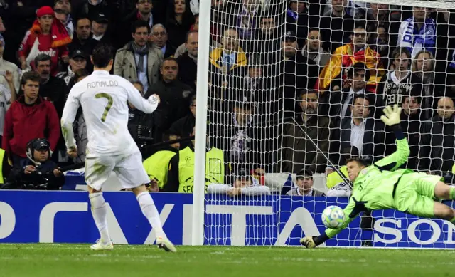 Manuel Never ataja el primer penal de la tanda a Cristiano Ronaldo.   